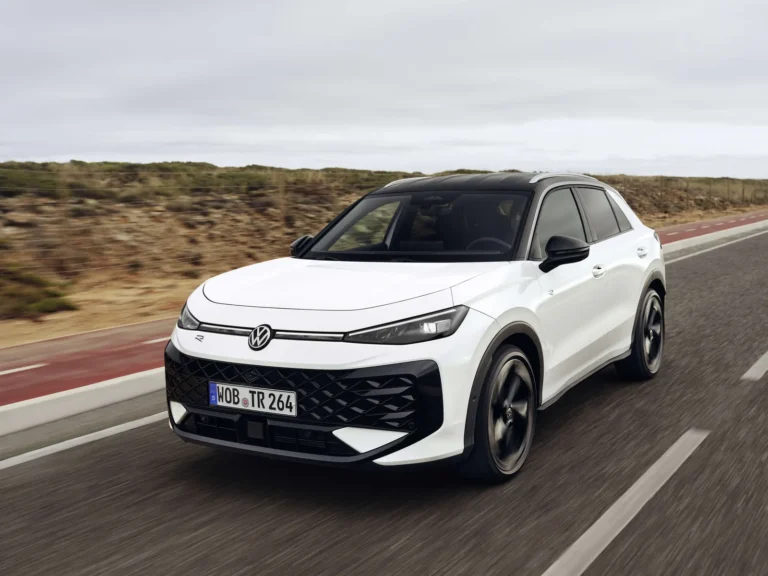 VW T-Roc 2026 R-Line in Fahrt – Frontansicht mit beleuchtetem VW-Logo