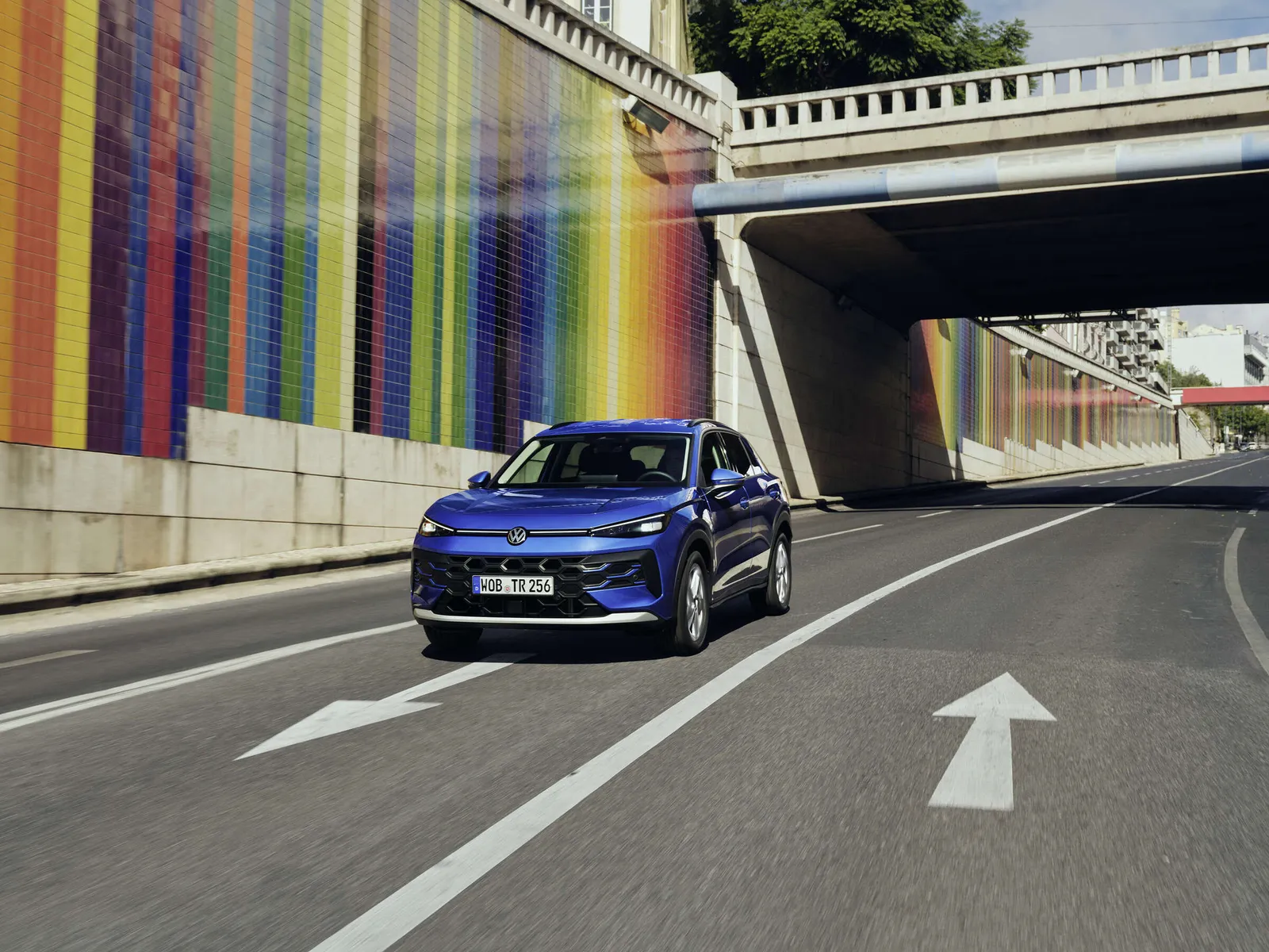 VW T-Roc 2026 in dynamischer Stadtfahrt