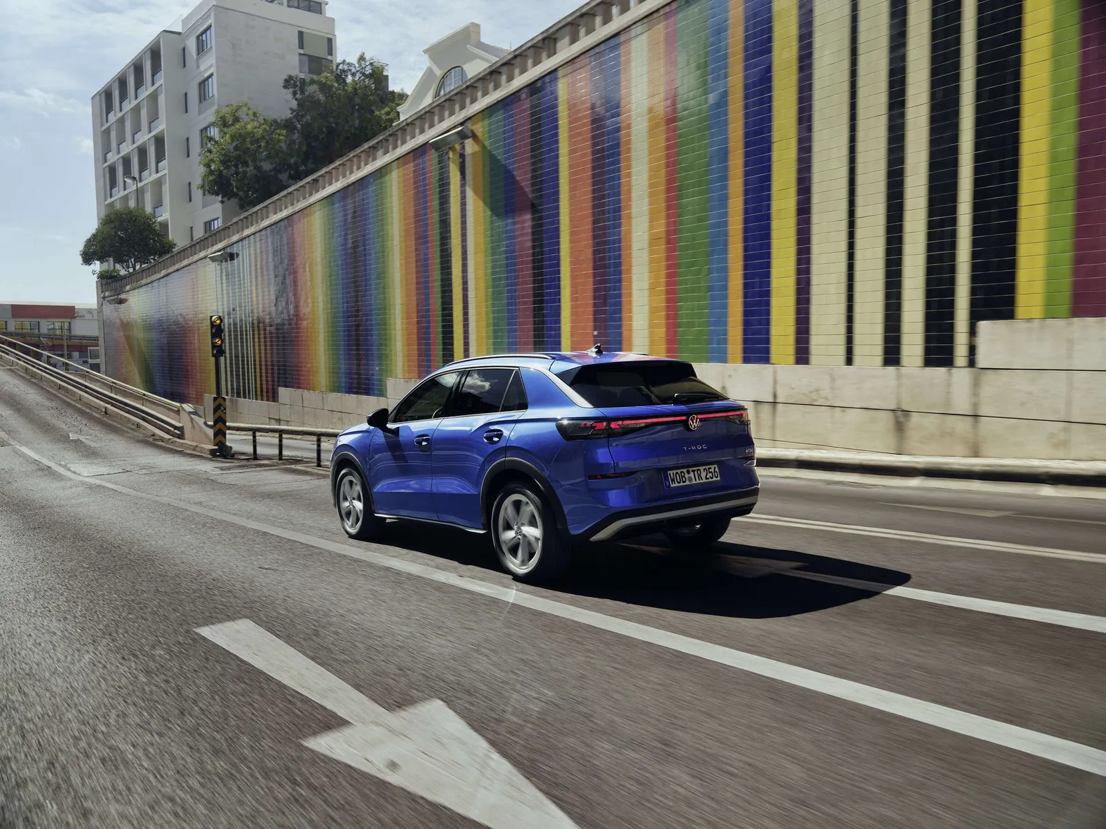 VW T-Roc 2026 Heckansicht mit neuer LED-Lichtsignatur und T-ROC-Schriftzug