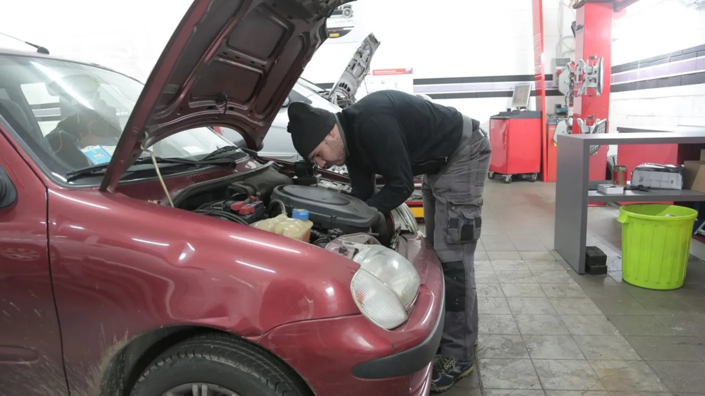 Mechankier führt eine Sichtprüfung am Fahrzeug durch – systematische Checkliste für den Fahrzeugcheck