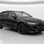 Skoda Octavia Kombi RS 2026 in Schwarz (Black-Magic) – Showroom-Ansicht von vorne rechts