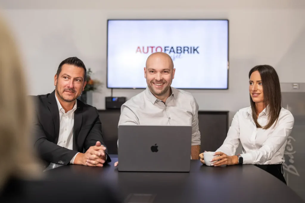 Das Team der Autofabrik Bodensee berät Kunden persönlich im Autohaus