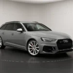 Audi RS4 Avant im Showroom (KI-generiertes Beispielbild)