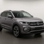VW T-Cross R-Line 2026 im Showroom der Autofabrik Bodensee (KI-generiertes Beispielbild)