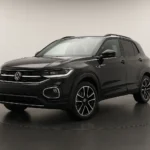 VW T-Cross R-Line 2026 im Showroom der Autofabrik Bodensee (KI-generiertes Beispielbild)