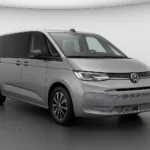 VW T7 Multivan 2026 im Showroom der Autofabrik Bodensee (KI-generiertes Beispielbild)