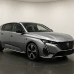 Peugeot 308 GT 2026 im Showroom der Autofabrik Bodensee (KI-generiertes Beispielbild)