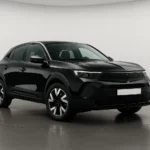 Opel Mokka GS 2026 im Showroom der Autofabrik Bodensee (KI-generiertes Beispielbild)