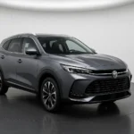 MG HS Luxury HEV+ 2026 im Showroom der Autofabrik Bodensee (KI-generiertes Beispielbild)