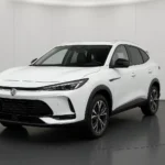 MG HS Luxury HEV+ 2026 im Showroom der Autofabrik Bodensee (KI-generiertes Beispielbild)
