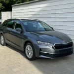 Skoda Octavia Kombi Selection 2026 preiswert – Originalfoto in Graphite-Grau Metallic, Front-Seitenansicht