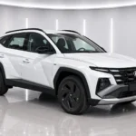Weißer Hyundai Tucson Black Line T.53380 im Showroom (KI-generiertes Beispielbild)