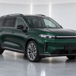 Leapmotor C10 Design ProMax 2026 günstig – KI-generiertes Beispielbild eines dunkelgrünen Elektro-SUV in Front-Seitenansicht
