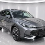 Grauer MG HS Luxury HEV+ T.53849 im Showroom (KI-generiertes Beispielbild)
