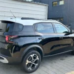 Citroen C3 Aircross MAX Hybrid 145 – Heck-Seitenansicht mit hellem Dach