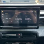 Citroen C3 Aircross MAX Hybrid 145 – Infotainment-Bildschirm und Bedienelemente