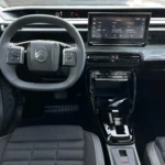 Citroen C3 Aircross MAX Hybrid 145 – Cockpit mit Armaturenbrett und Mittelkonsole