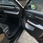 Citroen C3 Aircross MAX Hybrid 145 – Geöffnete Beifahrertür mit Blick in den Innenraum