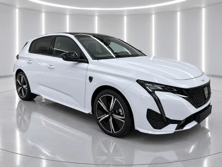 Peugeot 308 GT 2026 weiß im Showroom